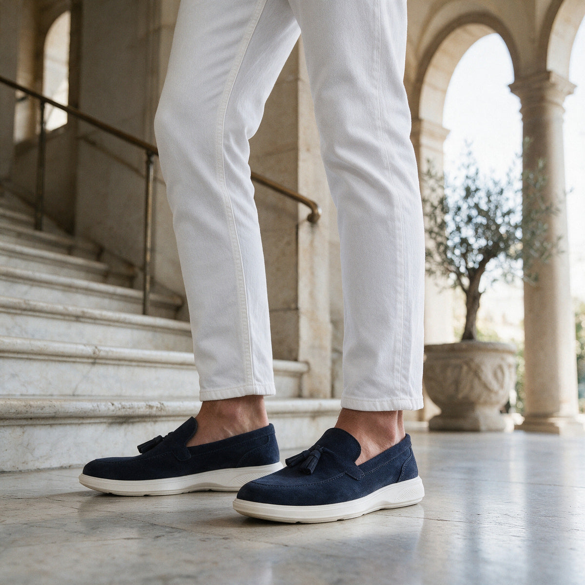 Milano Azul King David Leather - mocasín en ante azul con jean blanco en loggia de mármol