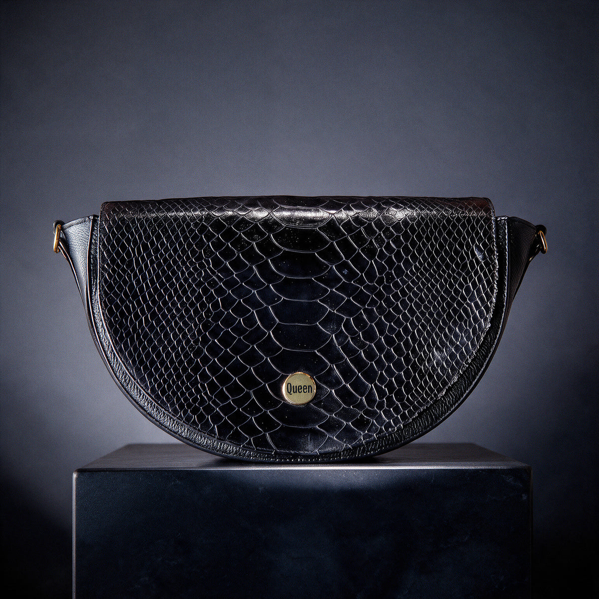 Bolso Chloé Negro Luxury sobre una base de piedra oscura con fondo grafito de estudio