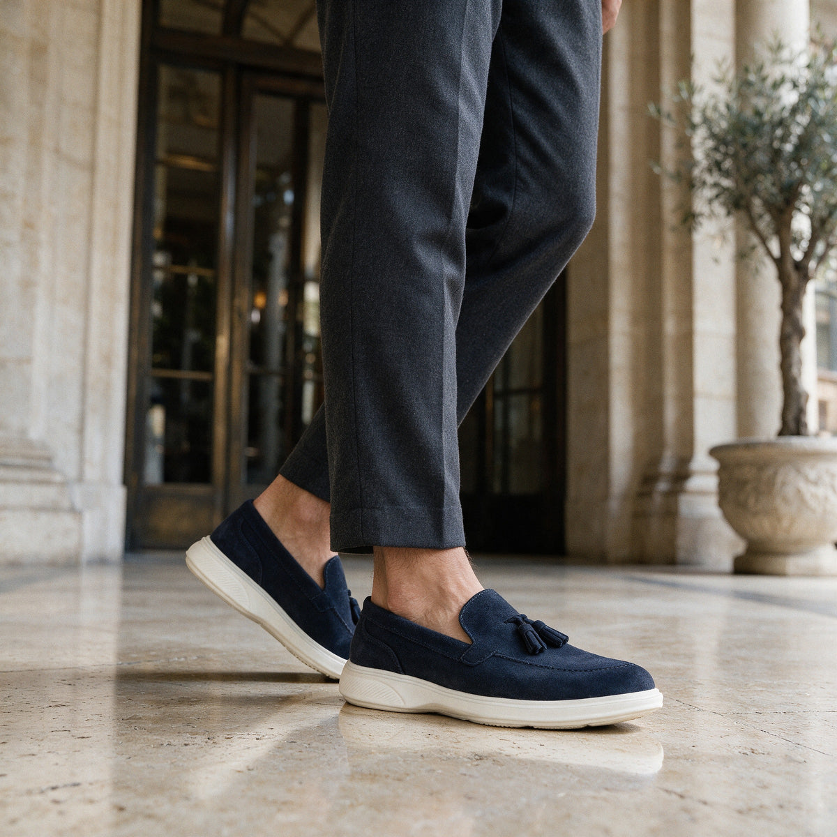 Milano Azul King David Leather - mocasín en ante azul con pantalón gris en pórtico de mármol