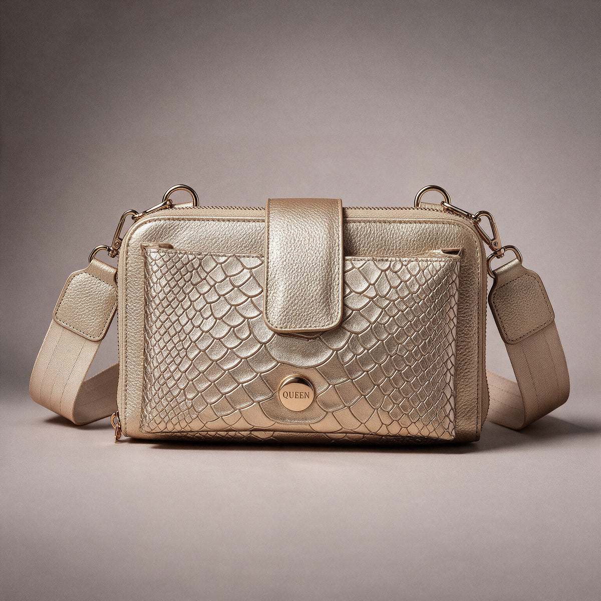 Bolso Charlotte Oro Luxury en cuero metálico dorado visto de frente sobre fondo greige de estudio