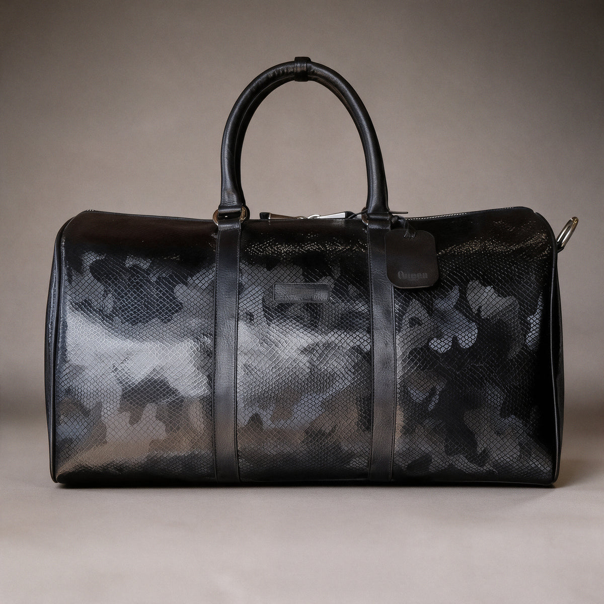 Bolso de viaje Bag Queen Travel Negro visto de frente sobre fondo greige de estudio