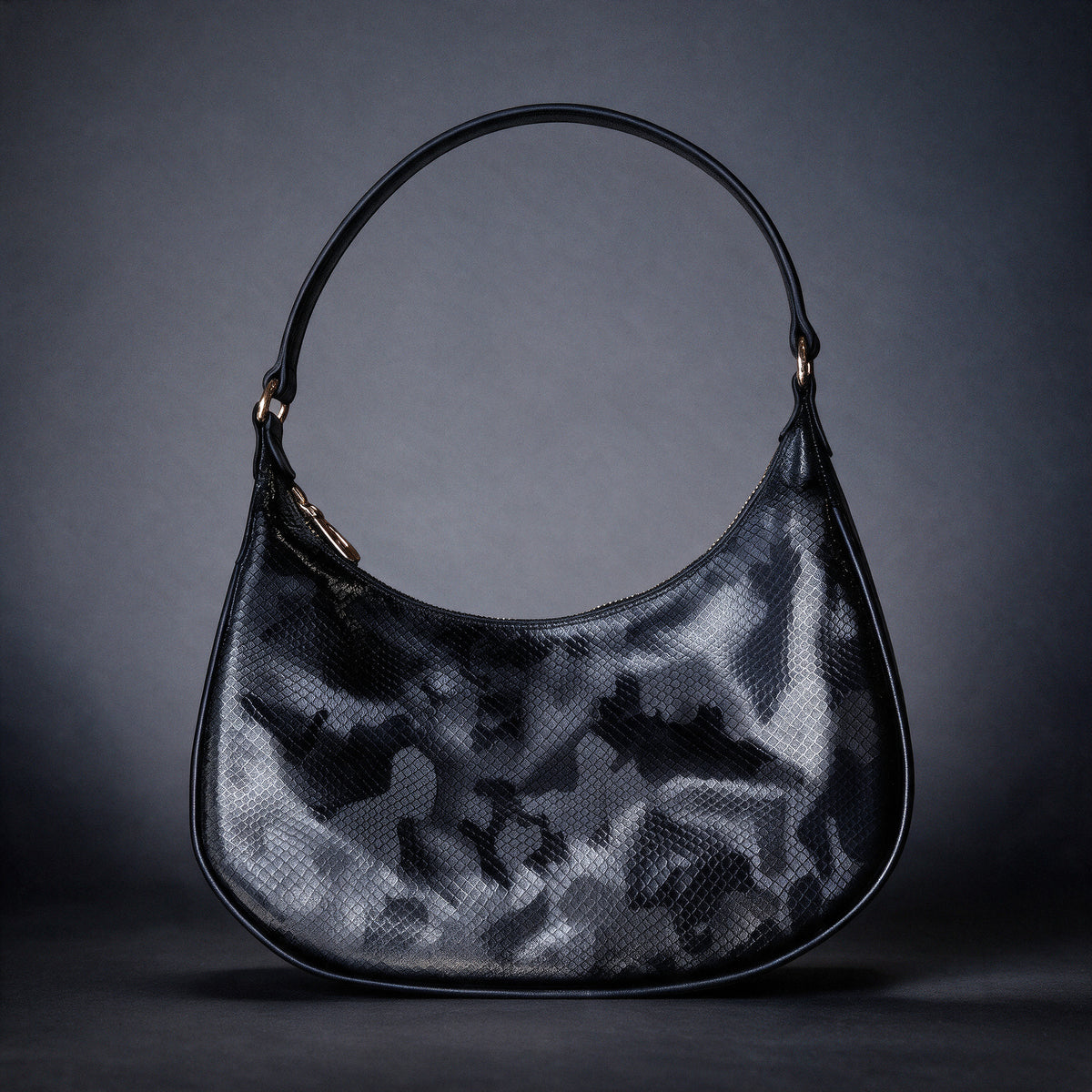 Bolso Roissy Negro Luxury visto de frente sobre fondo grafito de estudio